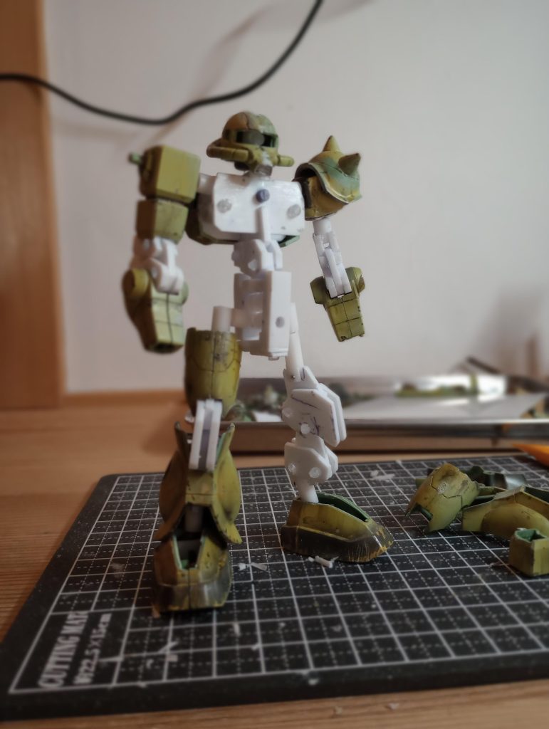 プラバン、プラ棒、ソフトプラ棒で作ります。ポリキャップは足首のボールジョイントだけ