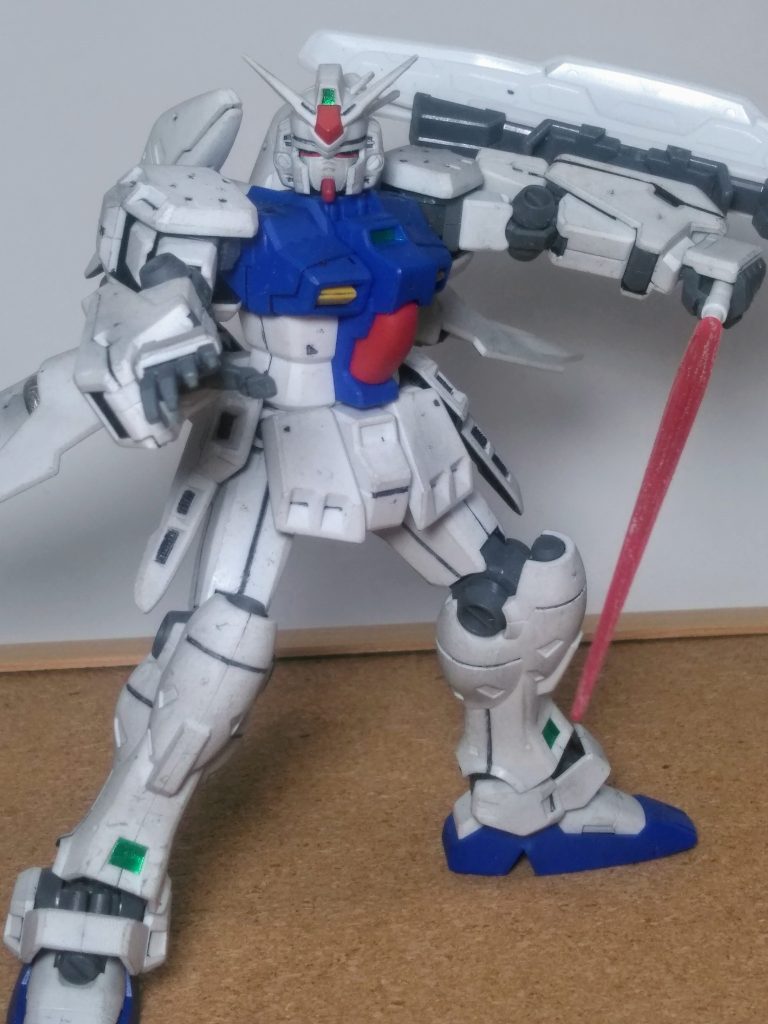 はい！｢ビーム サーベル｣抜刀 👍バックパックのスラスター上部に各 1 本収納しています 😌このHGには在りませんがバックパックも｢GP-01｣同様に『コア・ファイターver,』が存在しますよね 😆