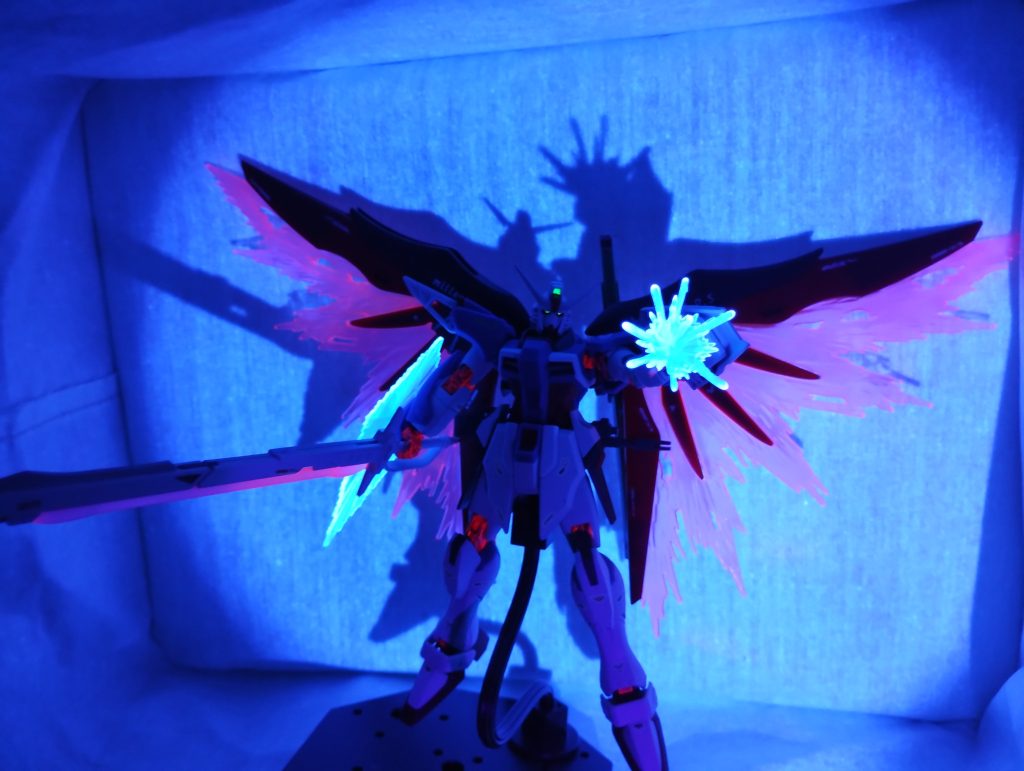 翼、ビーム刃、シールド、手は成型色でよく光ます。