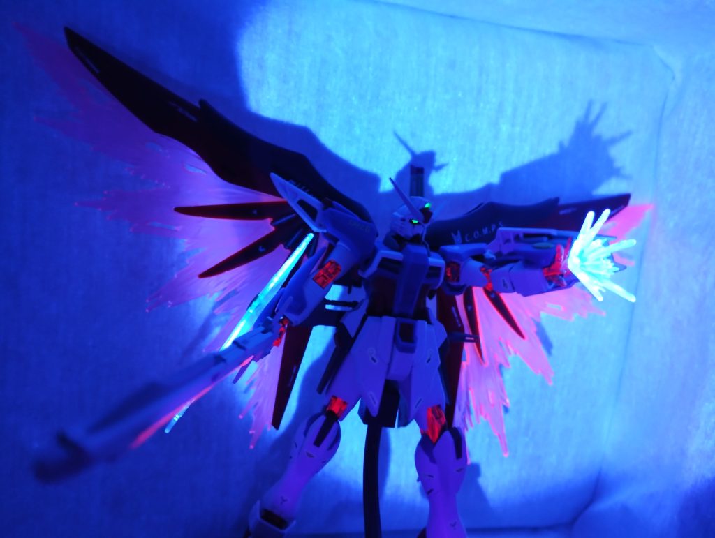 関節はブラックライトで光る塗料(スプーキーレッド)を使用しています。