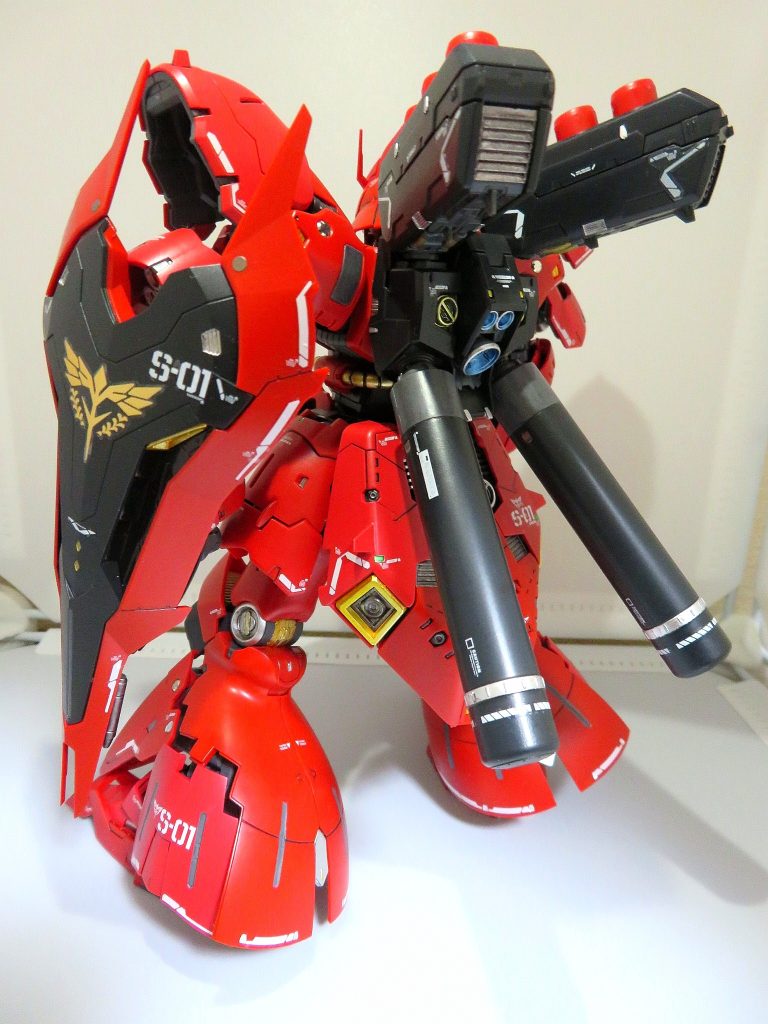 以前、RG Hi-νガンダムを組んだとき、1/144とは思えないぐらい大きいと思いましたが、サザビーは更に大きいのでビックリしました。最初に脚部を組んで、足があまりにもでかすぎて衝撃でした。