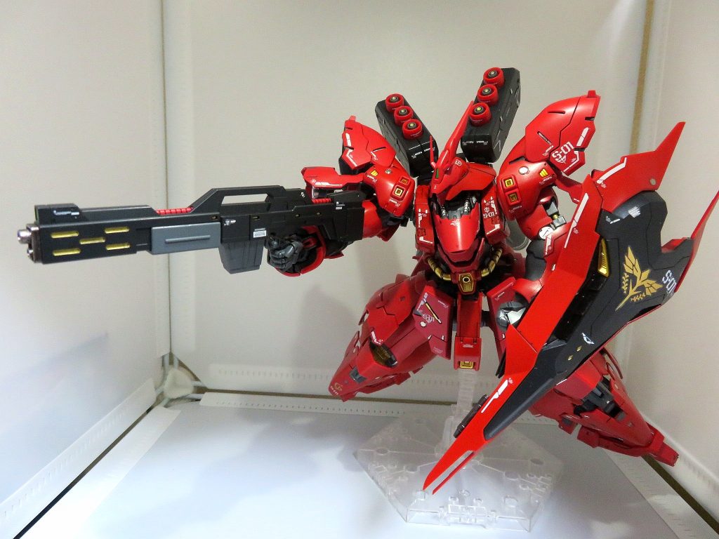 ビームショットライフルを構えるサザビー