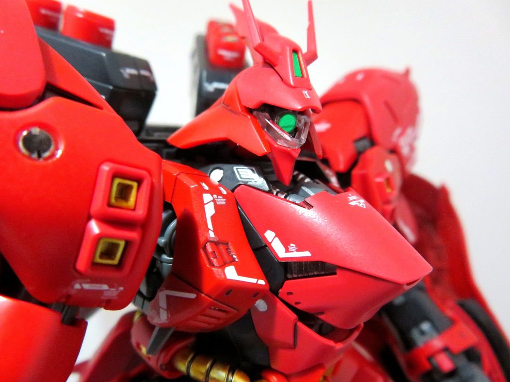 わかりづらいですが、頭部のモノアイには3Dメタリックシールを使用しています。