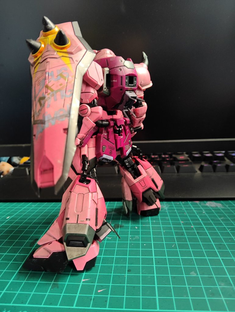 今回は初めて角を作ってみたり、少しディテールを足してみたり、ウェザリングしてみたりと色々やってみました。角は角度が左右でズレてしまいました。せっかく足した角と棒は完成までにポキポキ折れて直してます。甘かったです、そりゃ折れますよねぇ〜…