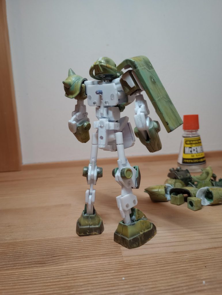 可動域でいえばリヴァイブよりは良い。でも動かさないのでスカートはソフトプラ棒で固定した