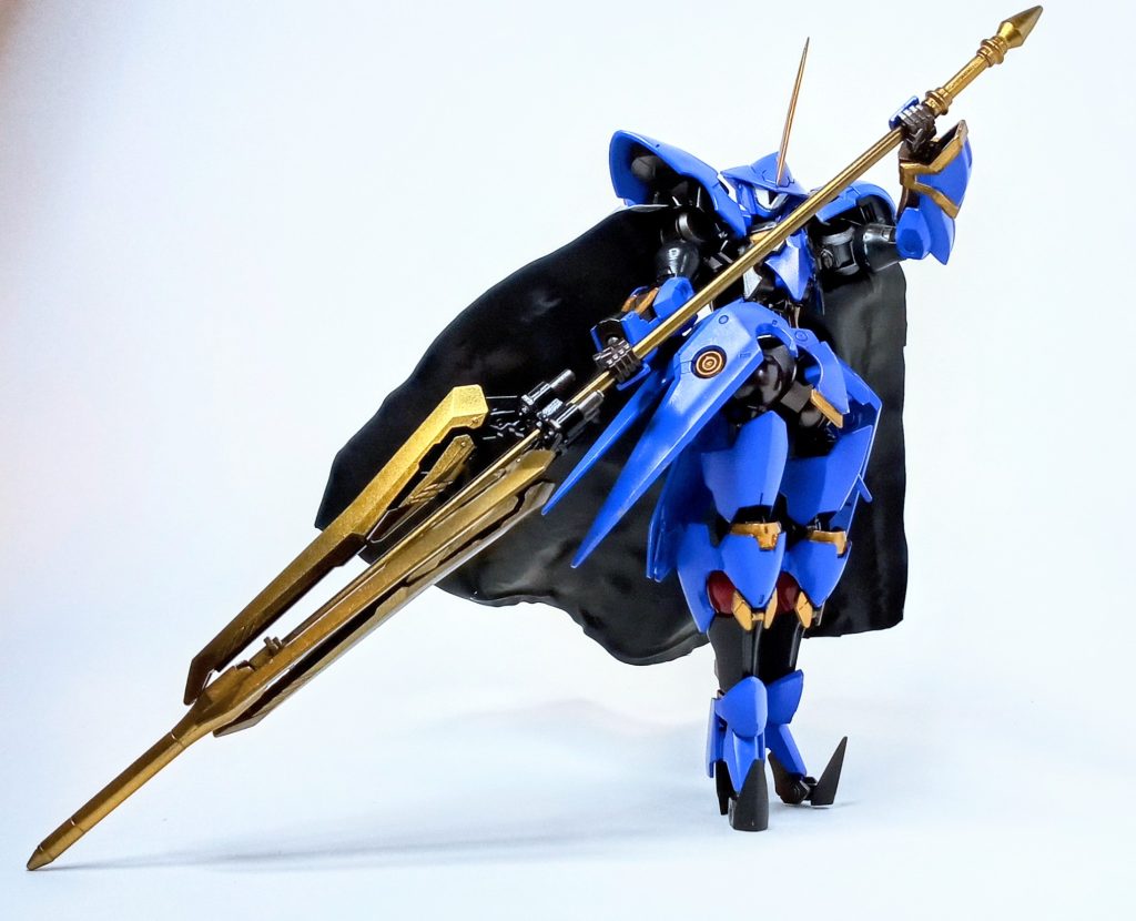 本機の主武装、ヴァルキュリアハルバード。改造前に持っていたダブルブレードを3本束ね、先端にレギンレイズのパイルをつけて槍っぽくしました。全身が希少金属なクソ贅沢武装。当初はもっとギアス風な槍をスクラッチしようと思ったのですが、円錐の造形があまりにも困難だったため挫折。結果こちらの方がかっこいい気がするのでヨシ！ハルバードの定義ですが、「刃と槍が付いた長柄の武器」であればハルバードってことでいいでしょう。アンビデクストラスハルバードよりはよっぽど近いと思います。