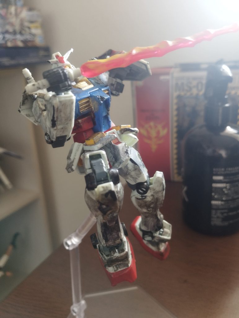 ボコボコになっているものの以前投稿したニューガンダムに比べると四肢が繋がっているため、「 終わっている感」は控えめかも知れません。 