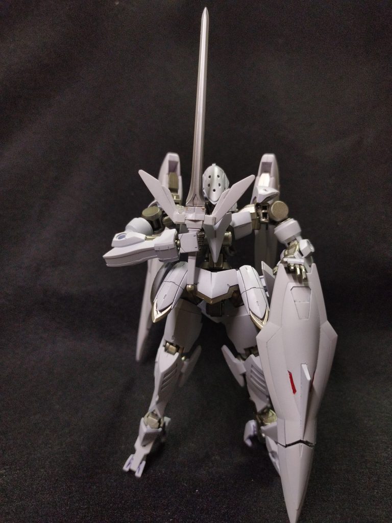 武装は実剣ノートゥングとシールド内蔵ガトリング砲のみ。