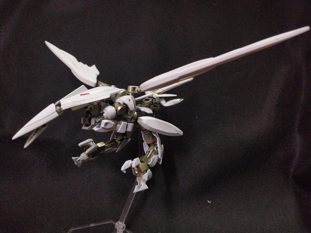 猛禽類を模したMA形態に変形。