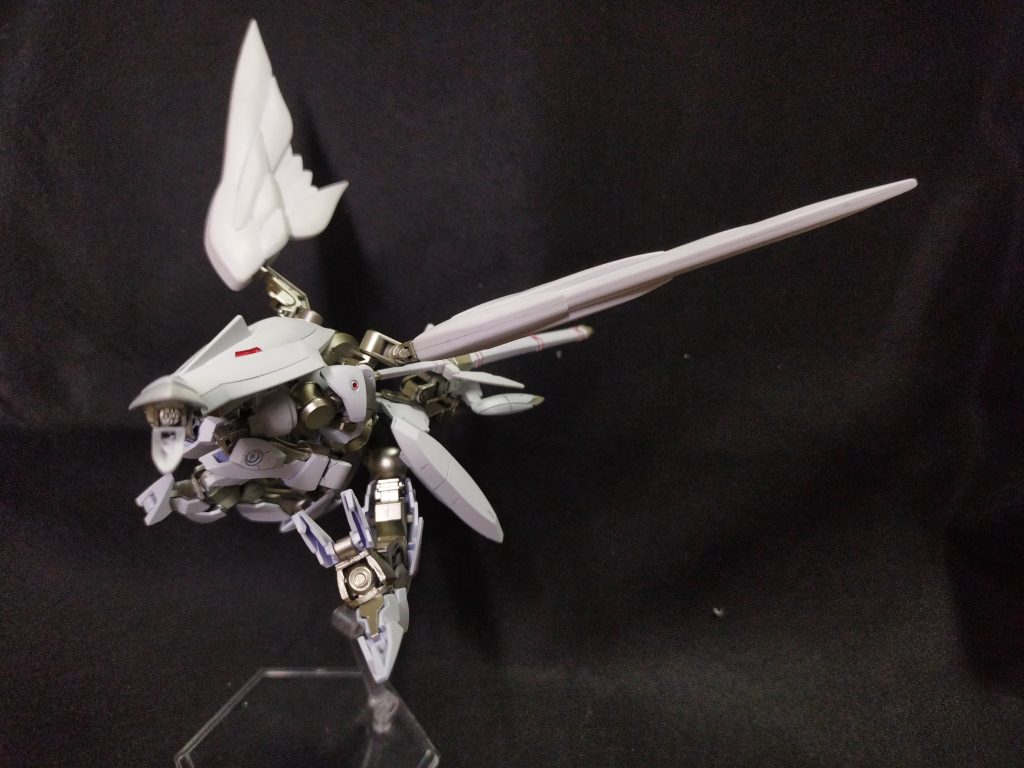 脚部クローによる機動格闘戦がメイン。