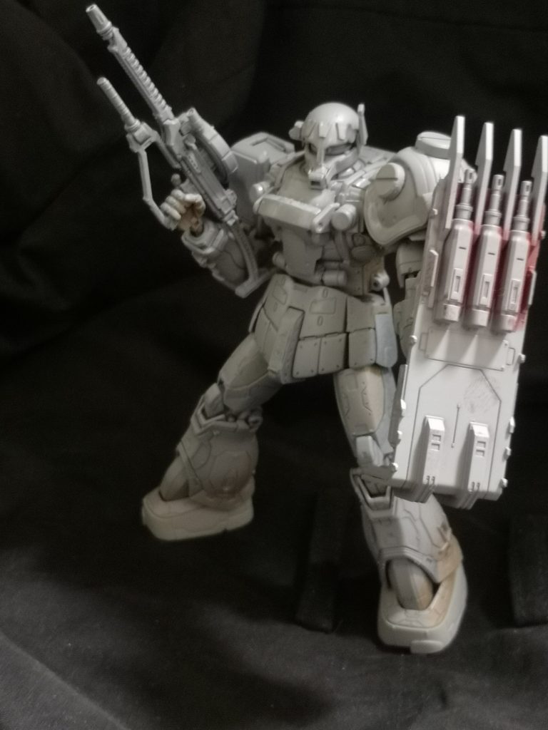 頭が難題でした。ご近所の模型店に旧ザクがなかったのでヅダの予備機ヘッドを利用しました。(デュバル少佐に申し訳ない)