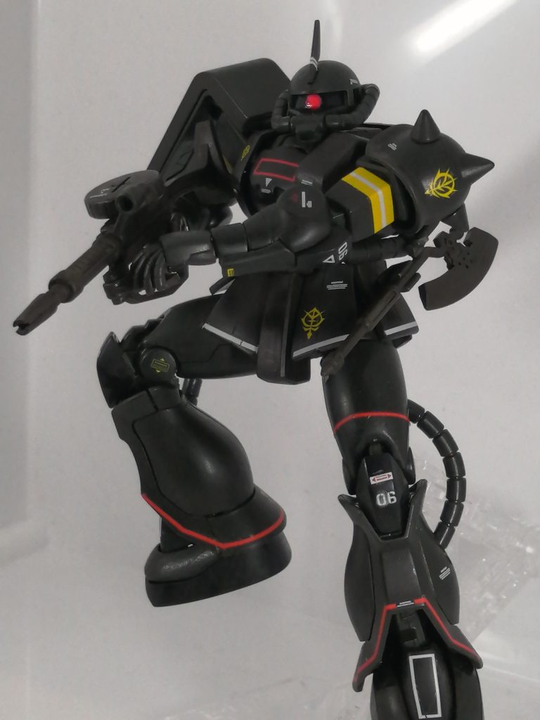 ザクマシンガンを構え