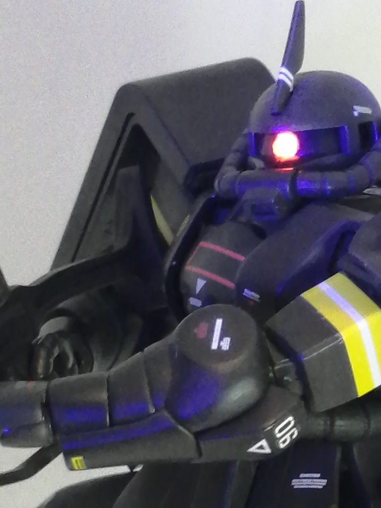 モノアイは蛍光ピンク。これは結構上手く塗れたのでは。。！！