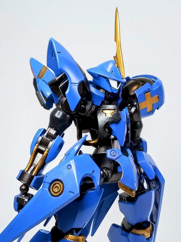 顔はコードギアスに登場するKMFグロースターと睨めっこしながらプラ板で制作し、アンテナ位置も中央に変更。我ながら上手くいったと思います。他の改修点は肩幅と股関節…これで三回目なので慣れてきましたね。今回、塗装をガイアノーツ様のイージーペインターで行ってみました。これがイージーペインター…悪魔の力よ！！……筆で部分塗装した箇所と比べるとえらい綺麗で、冗談抜きで悪魔の力なんですよね……もう筆には戻れない……ちなみに塗装レシピ（全部ガイア）青：コバルトブルー→クリアパープルでコート黒：ピュアブラック金：ピュアブラック→パールゴールド赤：ローズディープレッド白：セミグロスホワイトフレーム：ガンメタル