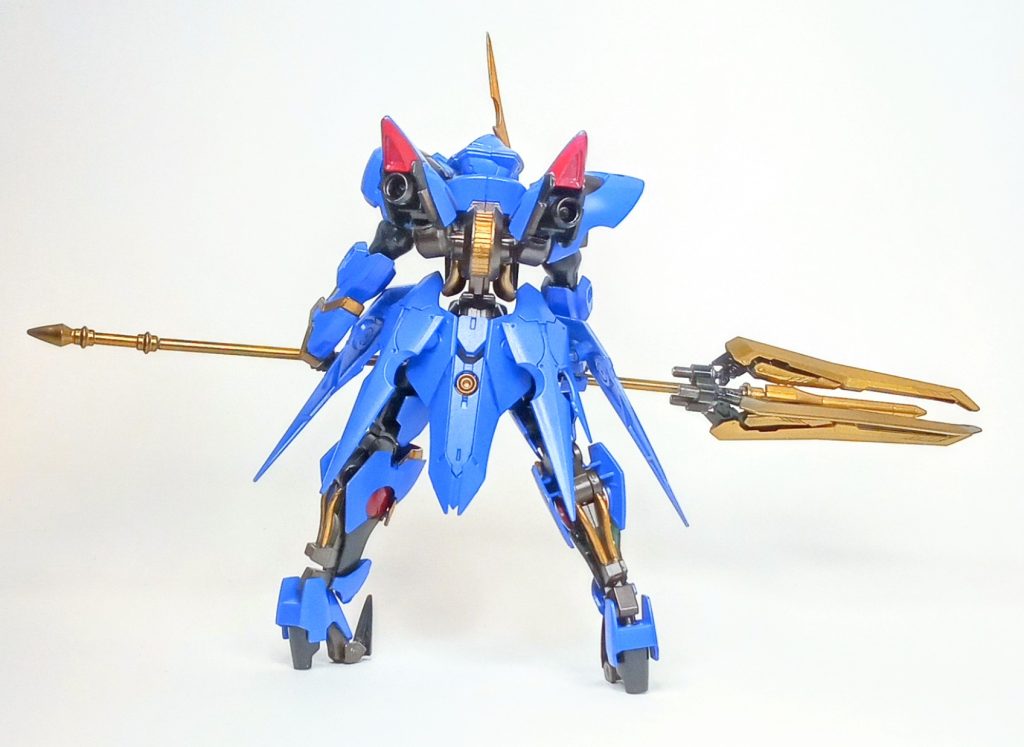 マントを外した状態。背中のブースターはHG天ミナの右肩*2を使用しています。本来変更する予定はなかったのですが、元々のパーツが神隠しに遭ったので急遽置換しました。スカートは改造前のシールドバインダーを転用し、サイドをリアスカート接続にしたことで脚の可動域に干渉しづらくなっています。