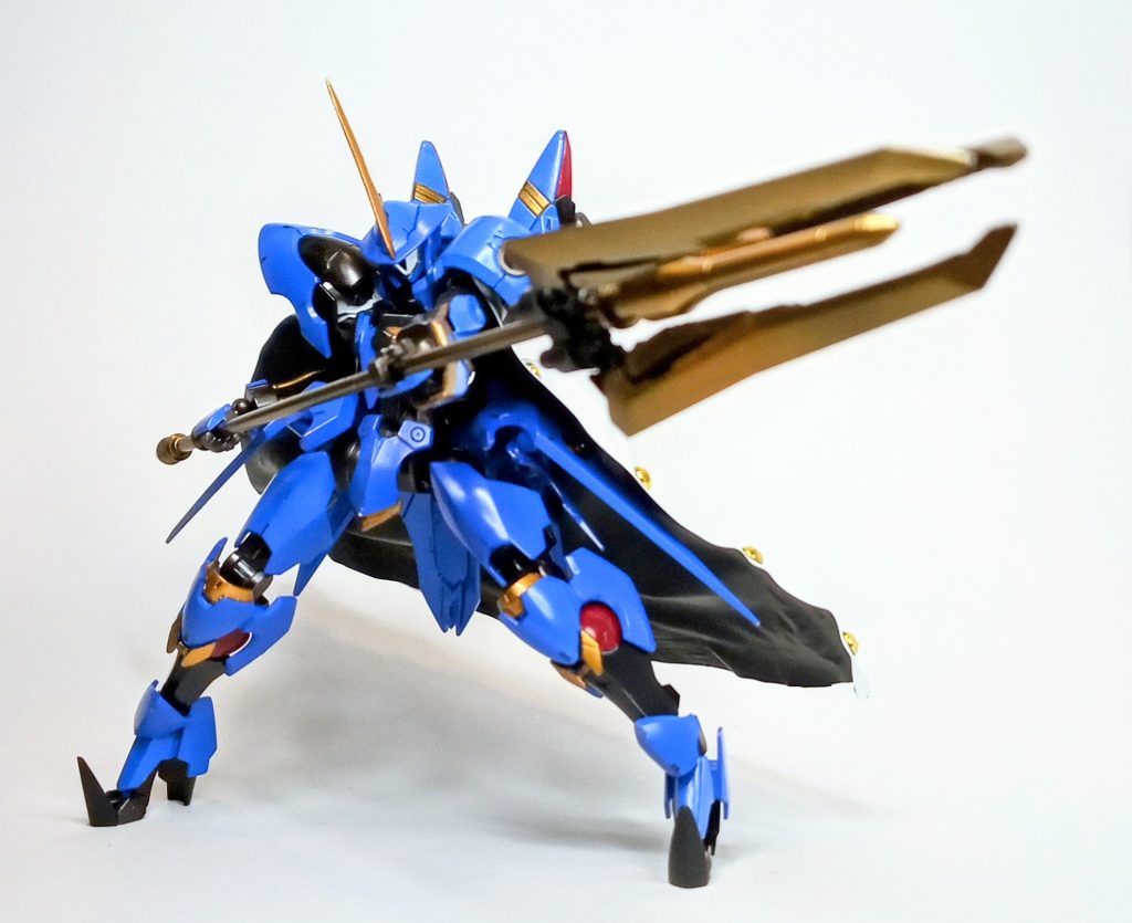 ブレード部分をスライドさせることで、先端に重量を集中させた「アックスモード」になります。