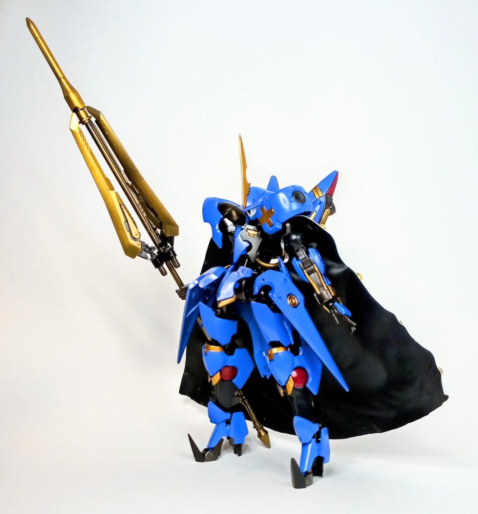 今回のテーマは「高貴さ」…というかコードギアスのブリタニア側KMFをイメージして作ってみました。盛るペコしてないので女性らしさは控えめです。ゲイラヴォルというのは北欧神話の方のヴァルキュリアの名前で、Geirが「槍」って意味らしいです。vörが何なのかはわかんね…オルトリンデの改造機なわけですが、鉄血世界のオルトリンデは特に改修されず現存してるし、どうしたものかと悩んだ結果「厄祭戦以降にフレームごと複製された紛い物」ということにしました。まぁ戦後のゴタゴタの中ならそういうこともあったのでしょう。