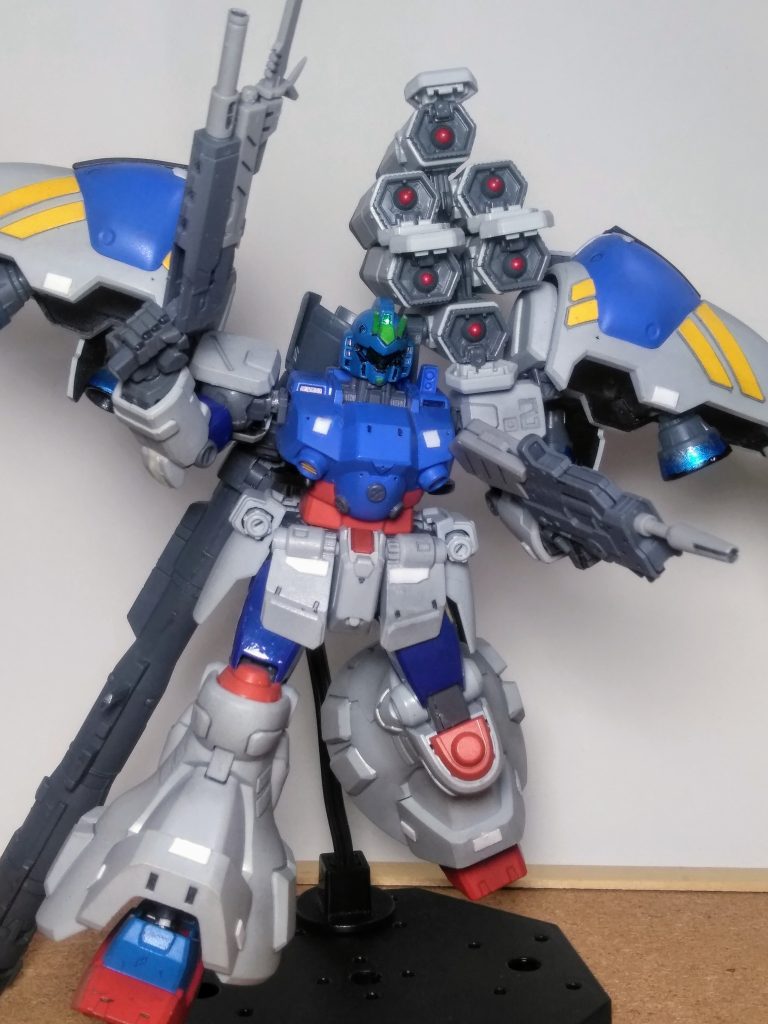 『みずかのヤツ・・・ま~た阿保な事してるなぁ 😏バッカデェ 』な~んて思われても、何も言い返す事が出来ません 😣💦💦 この子の本来の姿は『ガンダム 試作 2 号機(TYPE-MLRS) 』と、成ります 😚ゲームや漫画で登場です 🤗パイロットは『アルカード大尉』ですので 「右手に銃剣付きビームガン。左手はサブ・マシンガン」が通常装備 😤💨キットは『多連装ロケットシステム』が装備されてイルので、コンナ風にヤっときました 😋魅力的な様相に、思わずアビャビァ 🤤💦💦と成っちゃいます 😍💕