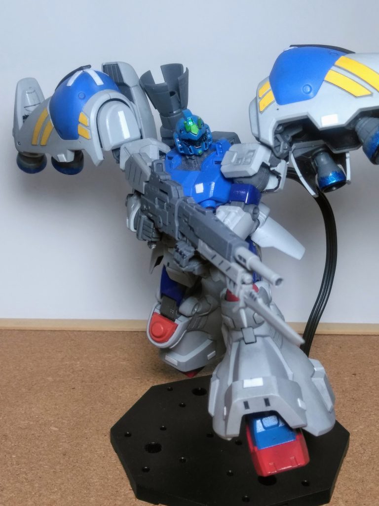 一番目立たなかった?『ジム・クゥエル』と、逆な状況?にある『GP-02』を合わせてミタこの子 😅💦💦ポッチャリ系?どうしダカラ??まぁナンとか格好に為ってイルのかなぁ~ 🤨💨💨「無しよりの"ナシ"に近い"アリ" 😏デ,イケルカ?」イヤ!ヤッパ "ナシ"だなぁ 😭⤵️⤵️ ハイ。両手の銃器を合体❗皆さま御用達の定番 「M,S,G,の連結タイプ」のライフルでしたぁ 😁👍0083 年代だと、オーバーテクノロジーですね 😝