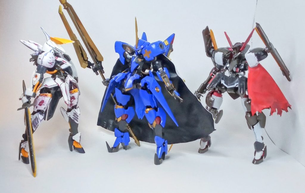 最後に、今までに制作したヴァルキリー達と並べてみました。やはり今回は格段に塗装面がきれい……いや左の人どうした？？塗装面どころか交通事故後みたいになっちゃってるんですけど？？（左の人は、余りにも凸凹だった塗装面をどうにかしようとヤスったら下血……もとい下地の塗装が出てしまいました。赤の上に白を塗るのはやめよう！）……ということで（？）ここまでご覧いただきありがとうございました！前回から2か月くらいでしょうか？割とコンスタントに出せてる気がします（当社比）今回の撮影をしようとしたタイミングでスマホがお亡くなりになられたので、ちょっと画質が悪かったかもしれないです。そのうち買い換えますのでご容赦ください…Redmi9T…いい奴だった…主人公機コン間に合わせたいですね…それではこの辺で。