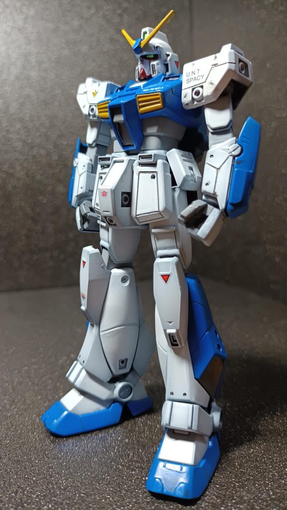 缶スプレーの黒サフで下地を塗装したのですが、予想以上に塗布する量が多かったようでタレが結構多く最初のうちはヤスって本塗装に移っていたのが面倒になってそのまま塗装している所が結構見受けられます。何たる怠惰(-ω-;)後、自分にとってはジム系には無い難しい塗装部分、カメラアイ周りの塗装。最近のHGやMGのように分割されているわけでもなく、かといって付属のシールだとコレジャナイ感が半端なくて塗装したのですが、最近はいよってきている老眼と闘いながら爪楊枝で何とかこちょこちょ塗装しました。出来はいまいちになってますが(zaku-kao9)