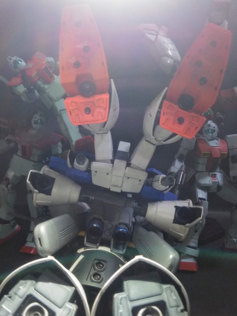 『トリントン基地』に予備として用意されていた核弾頭を持ち『ルッキールー中隊〔天斗朝靄 特務中尉〕』は『デラーズ フリート』に帰還を果たす。0083年11月10日『ガンダム GP-02』 を駆って『ガトー少佐』はカツテ『ソロモン』と呼ばれていた宇宙要塞へ向けて出撃。宇宙へ上がった『ダディズ プリーチ中隊のアルカード大尉』と『アルビオン隊』の妨害をカワシきり、核弾頭 により『ソロモン要塞の周辺地域』を焼き尽くした。作戦完了での帰途『ガトー少佐』は『コウ中尉のGP-01 Fb』と三度目の戦闘。 互いの機体は中破するが、二人は共に味方に保護される。そのまま部隊への復帰を果した二人は新たな機体を受領する。運命が決まる  11 月 13 日己の未来を掴む為『漢達』の闘いは続く・・・ またもやダラダラと失礼しました。🙇⤵️⤵️と、云うわけで妄想『 0083 駆け抜ける嵐  ver, 』を、晒してイコうと思います😤今回は『 MS-14 JGe GELGOOG J 《Hyper Full burnern》』を、ご紹介 ✨😌✨ たちふさがる『じむ ぐんだん』に、とつげきだぁぁ !