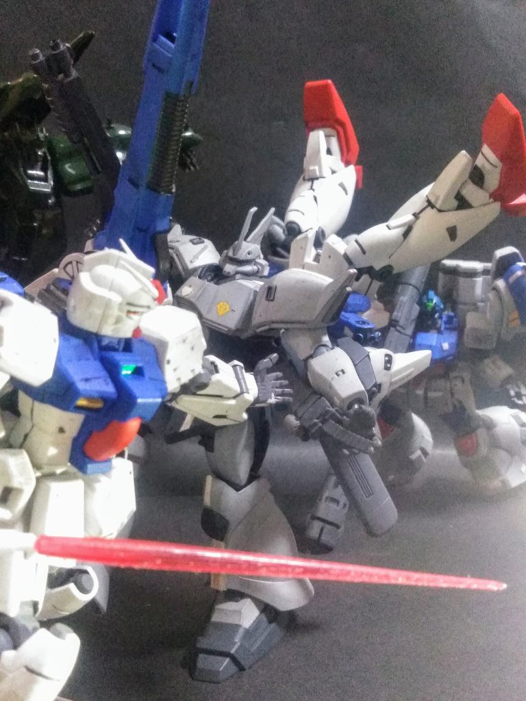 想像にカタクナイでしょうが 🧐💭キットの中でも一番重い箇所を背負ってイルので辛うじて自立が出来る程度なこの子 😭💦💦ブンドド中にポロポロと壊れてイッて仕舞う事は自明の理 😒💢💢何度この子を「投げ飛ばしてやろう!!」とイウ思いが脳裏をヨギッた事か 😩ガマン 『えぁすた・じーる』が、せまってくるので『がんだむ 3 ごうき 』はぶんりして、げいげきにむかうぞっ!!!!!!だけど、うしろから『あるかーど たいい』が、すごいいきおいで、つっこんできたっ!!!!!!!