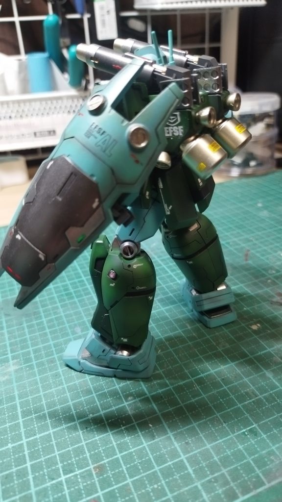 シールド、足周りにスジボリを追加。あと肩や足の横の円形の所には、赤いレジンをバーニアの中は緑のレジンをほどこしてます。レジンは100均で販売してるものを使いましたが、なかなか良かったです。