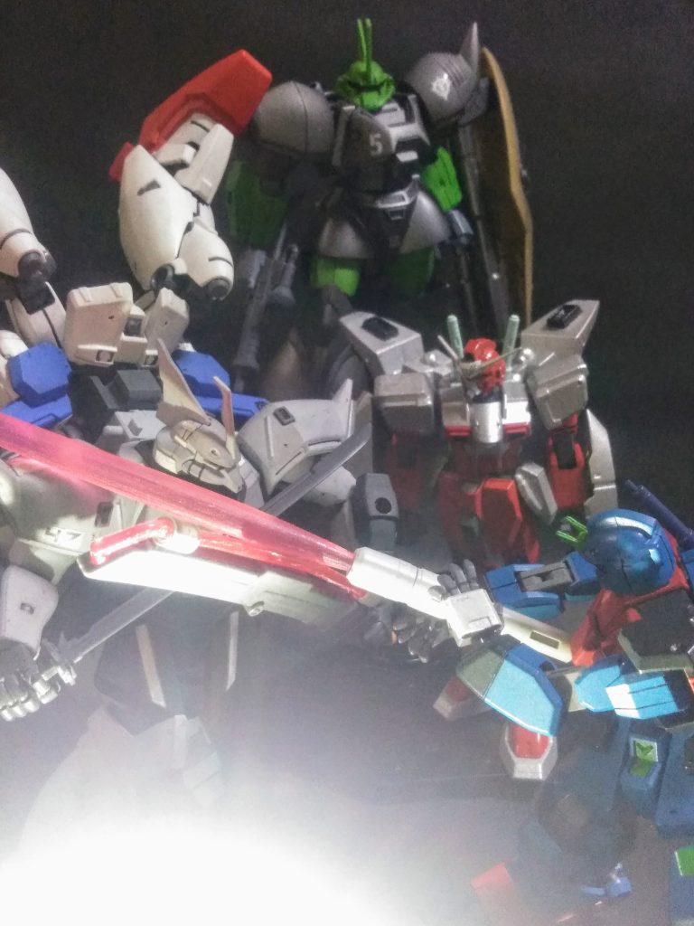 コンナ感じでダラダラと実行です 😁🎵🎶改造なんて一丁前 な事😡💢💢は申しません 😏💨ナニせ「ぺぺぃ」と、ヤッて「GP-01 Fbのパーツ」を差し込んだだけナノですから 😚👍 ・・・見りゃ判るか 😁 ふたりの けっちゃくが つくか?と、おもわれたとき『いちねんせんそう の しゅうばん』に『あるかーど たいい』のなかま『せしりす しょうい』をつれさった『くろま・くこいつが もと ちゅうい』の『げるぐぐ まりーね』と『たかと とくむちゅうい』をおそった なぞの『あたらしい あかいがんだむ たいぷ』が、とつぜんあらわれた!!!!!!!!!