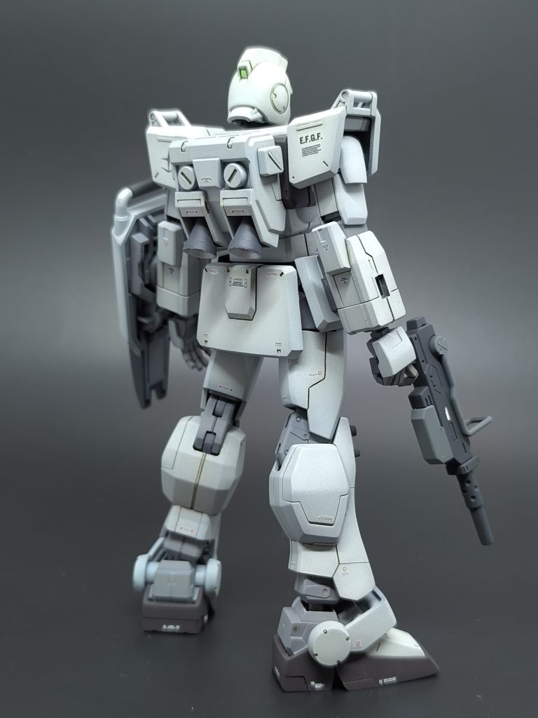 プロポーション改修については、胸部、腿、膝、足首で少しずつ、合計6mm伸ばして、股間節を逆に上に1.5mmずらし全高を下げている。トータルで目標より少したりないのはわかっていたけど、首と腹どちらで稼ぐか最後まで迷い続けて完成しちった。武装について、使用キットは赤い三巨星チームセットなので武器はたくさんあったのだけど結局シンプルな構成にした。頭部はリバイブ版は小さすぎるので地上戦セットのものに。やや縦長なぶん首短め。