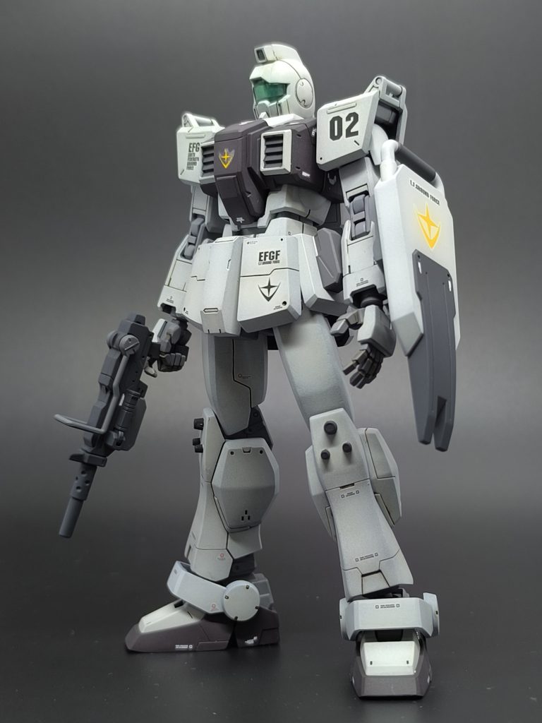 リバイブ版の陸ジムや陸ガンは結構私好みの造形なのだけど、デザインの違い以上に他のHGUCのジム系キットとはプロポーションのバランスが異なってしまっている。自身の過去作のジム達と並べると全高も低いし頭身も違ってて気持ち悪いのでそれを解消すべく改修した。同時に陸ガンも制作したので、各部パーツの共通化された後期版的なイメージで、カラーリングもマスターアーカイブブルーディスティニーに掲載されていた欧州戦線仕様を参考に仕上げた。部分的にかるーく黒と茶と白でフィルターかけてウェザリングしている。デカールの仕上げシルバリングは急いでしまったためか。止むなし。