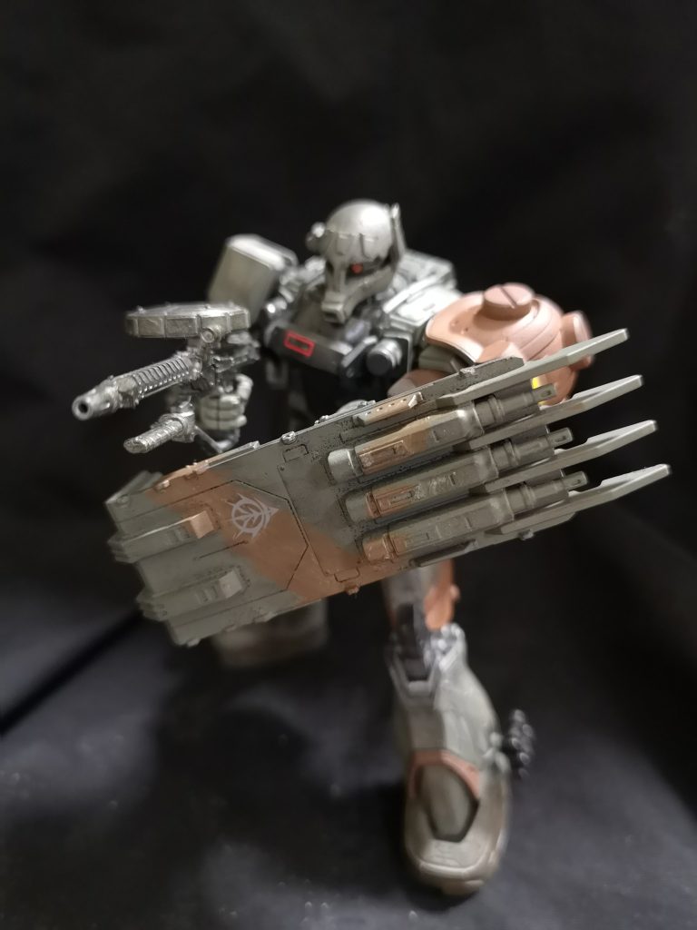 旧ザクということで肩シールドを手持ちにして防御力を向上。