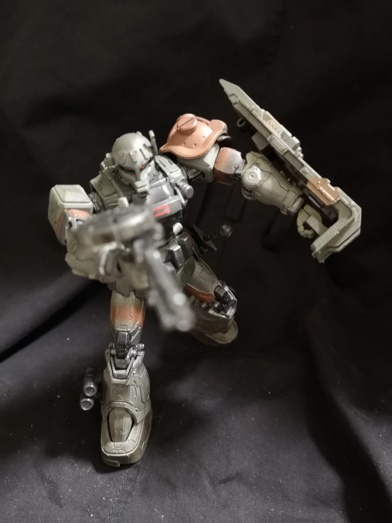 今回はジャンクヤードから回収し、足りないMSを補った機体という形で、足回りには擲弾筒を装備し、涙ぐましい努力を見せてます。