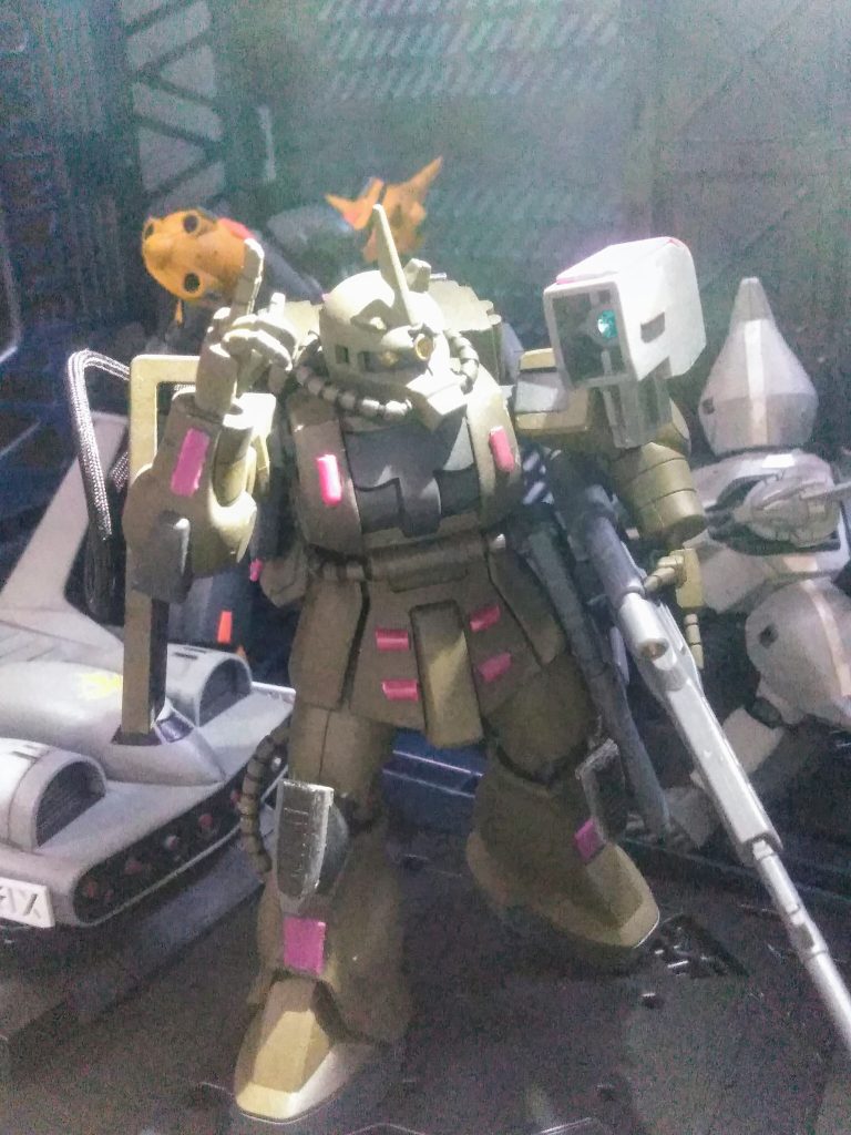 0083年11 月 13 日『デラーズ紛争』は終結しました。混乱は徐々に沈静化を辿ってはオリますが、ソレを利用する人種とイウものは必ず産まれてクルものです。『ルッキールー中隊』は『デラーズ フリート』の瓦解後でも『アクシズ』へ帰還はせず『茨の園基地』に駐留しています。時折現れる『ジオン残党狩り』への抗戦を行う日々を過ごすのでした。 と、云うわけで妄想ζ 地球人よ、ご機嫌如何? ver, ζ を、晒してイコうと思います😤今回は『 MS-06 Fe ザク Ⅱ スナイパー』&『ルースィ・ケレンスカヤ 特務大尉』を、ご紹介 ✨😌✨