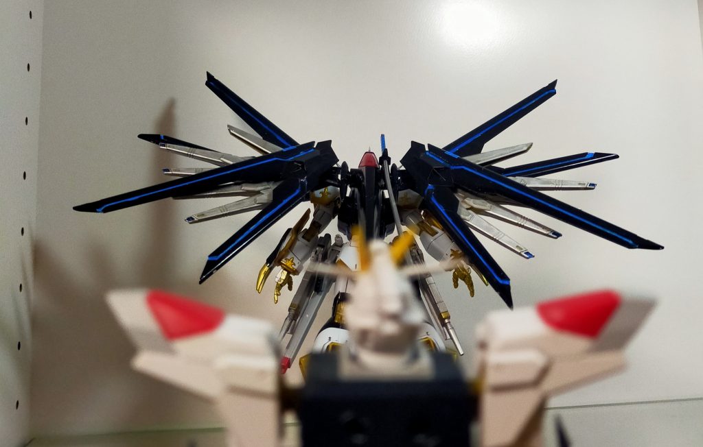 こうして、オルフェとイングリットは「違う世界」のガンダム主人公達の助命嘆願もあり、コズミック・イラの世界を生きて去ることが出来た。(多分00の刹那の粒子ワープで他の世界に行けると思う)キラとラクスは去りゆく2人を見守った。彼らか本当の愛を知り、世界を良きように導けることを…そしてアウラの慟哭がこだまする…アウラ「待って！行かないで！！妾を、私をおいていくなぁぁぁぁぁぁぁあ！！！」