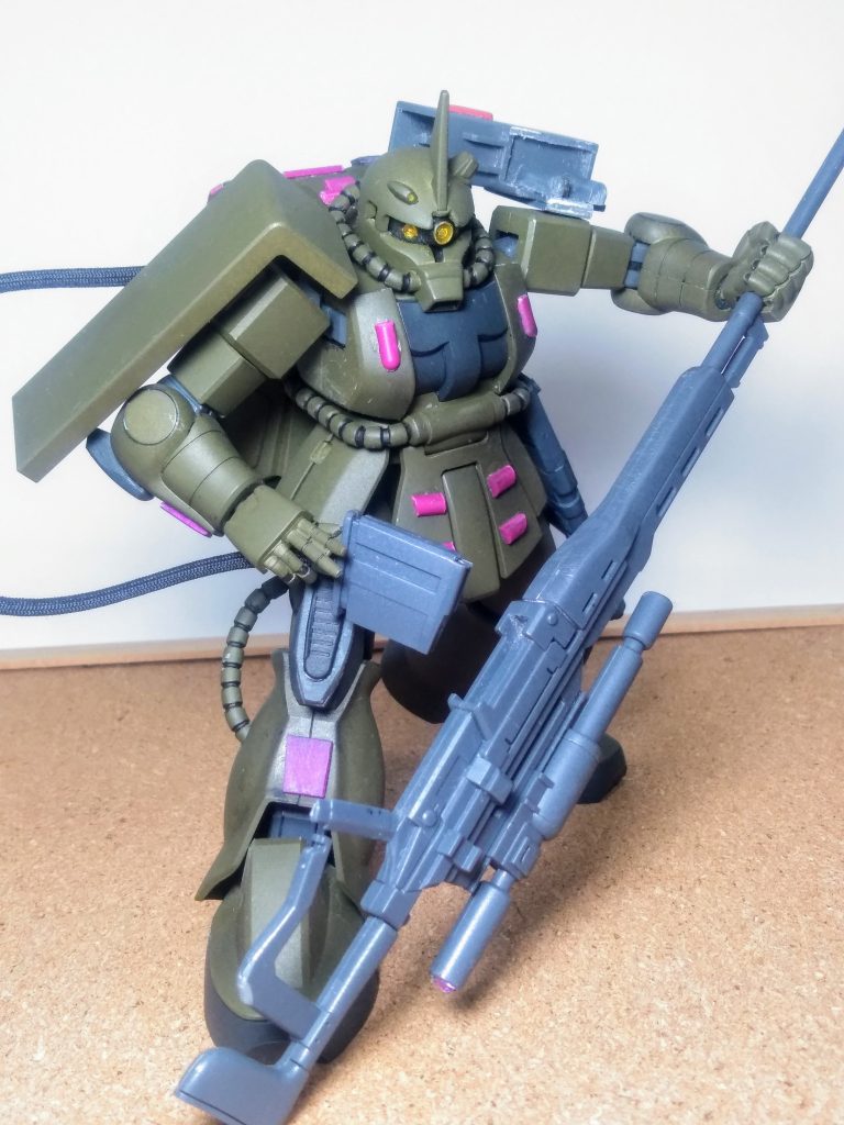 うんん?『 Z編 』を始めるなんて、大見得?キッタくせにナンデ『ザク Ⅱ F型』なん❗😡💢💢と、思いますよねぇ 😖ソウデモナイカまぁ、理由?が在るのです 😤💨 スナイパーライフル『Nozoki 18-18 Dame Zettai』にエネルギーコネクタを差し込むの図 😚🎵