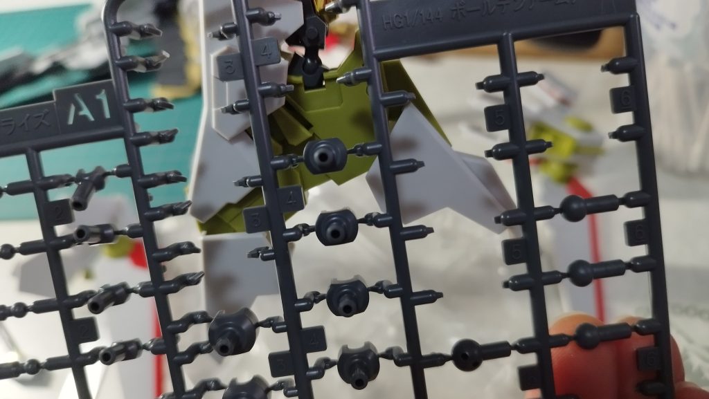 脚は、先とくるぶしの飾りを外して、ボールデンアームアームズのコレを（丸いジョイントを受けるパーツの真ん中のサイズ）