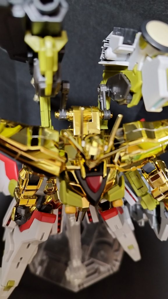 バックパックは、不知火の左右ドラグーンをぬいて、ディスティニーのをそのまま流用です。盾の接続はランナー加工でなんとかしましょう！