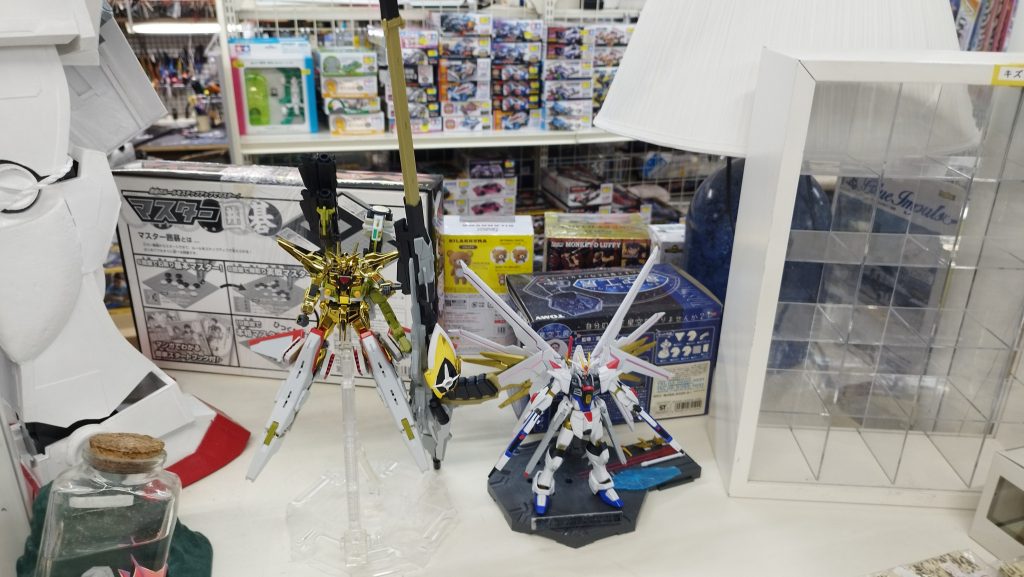 発売日に作って翌墨入れまでできましたが、飾る場所にこまり、地元のホビーショップに他の方の作品とSEEDFREEDOM繋がりで展示させていただいてます。