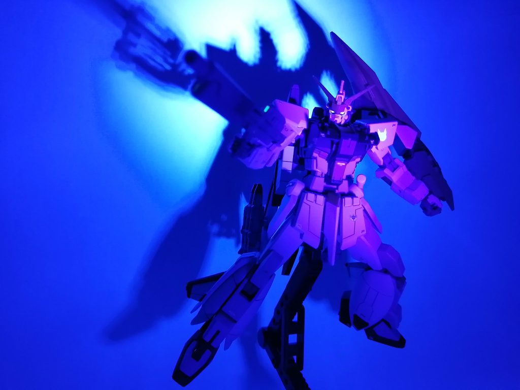 ツインアイ・ビームライフルスコープ・翼灯等は蛍光カラーで塗装しているので、UVライトで発光します🤩最後まで見ていただき、ありがとうございます😸