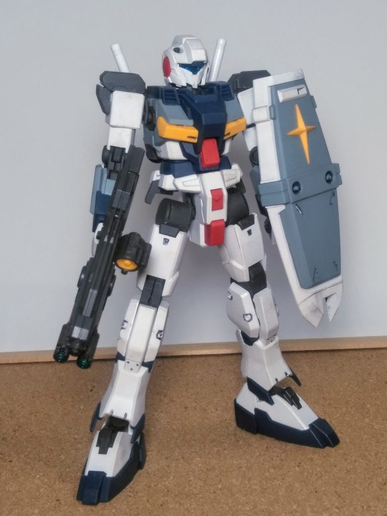 『RX-81 ジーライン』おっと❗この解説は長いので、興味がアル方だけお読み下さい 😋 ガンダムシリーズの完全量産化を目的として開発された汎用試作MS。コア・ブロック・システムこそ装備されていないが、装甲をルナ・チタニウム合金に再度変更し、FSWS計画による増加ウェポンシステムを採用する事で様々な戦局に対応できるように設計されており、コストダウンのために色々と簡略化した事で性能が低下しているジムとは違って総合的なポテンシャルはガンダムと同等かそれ以上のものを持っている。計画初期のコンセプトは「RX-78の格闘性能の向上」だったが一度白紙に戻され、「部品の互換性、状況に応じた武装の変更」へと仕様が変更された。一年戦争末期から開発が進められていたが、終戦を機に地球連邦軍は急速に軍縮を進め、その煽りを受けオーバースペック気味だった本機は試作機が少数生産された段階で開発が打ち切られた(その後の「連邦軍再建計画」でも量産性の高いジム系列を主力とする事を決定している)。 読破❗ありがとうございます 😌