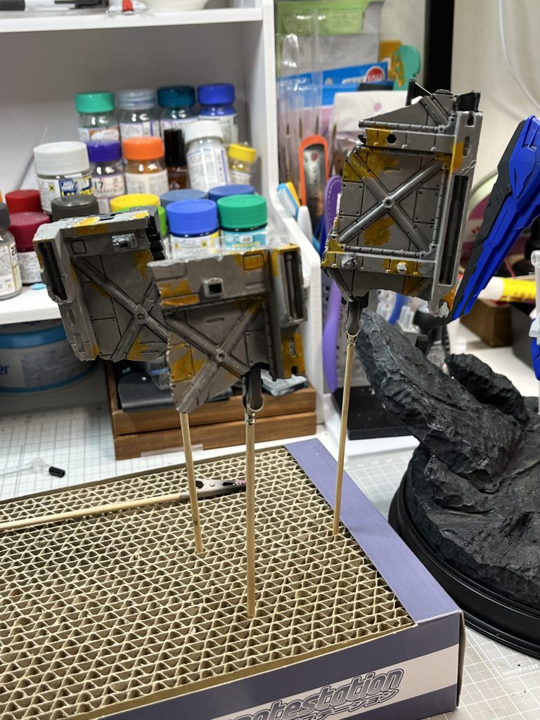 瓦礫は100均のディスプレイベースをバキバキに折って塗装。