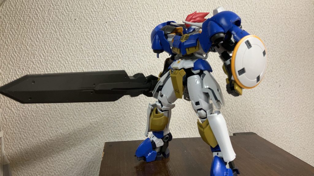 二枚目は、RGトールギスとヘルムヴィーゲ・ランカーを使った改造機です改造を何度かし慣れ始めた頃に作りましたパーツの加工や干渉しないように考えながら制作するのが楽しくて色々やっていたらこんな感じに仕上がってました