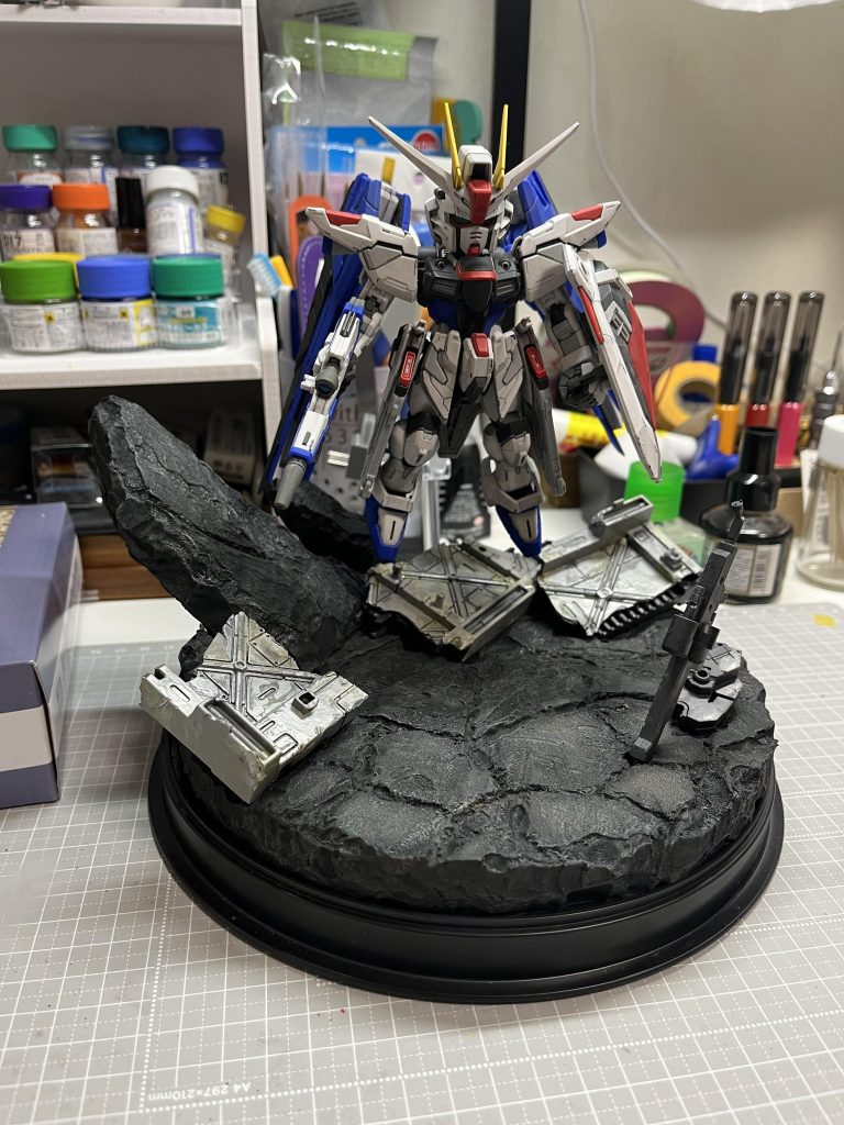 暗めのダークグレーで岩肌を塗装。