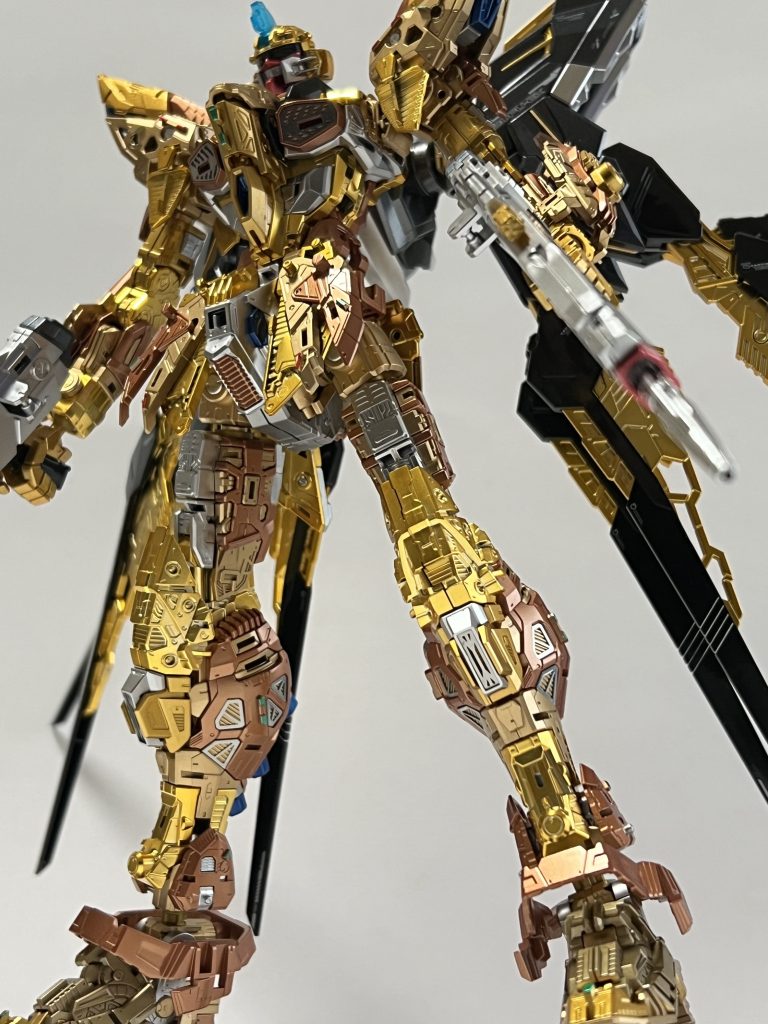 本キットは、内部のフレームパーツが元々細かく色分けされておりますが、どうしてもプラスチック感が抜けないため、写真のとおり全て塗装し直しました。ただし、メッキゴールドのパーツは、そのままで充分綺麗でしたので、ゲート跡が目立つ部分のみリタッチ塗装で仕上げております。