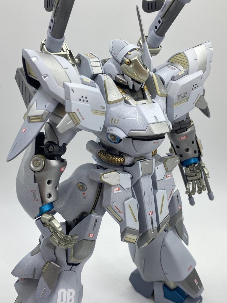 メインのホワイトは、黒サフからのクロームシルバーから、アルティホワイトと、スチールホワイトの濃度を変えて、部分毎に塗り分けました。