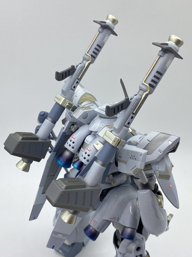 モナカ合わせのバズーカの処理が面倒でした。塗り分けも大変で、途中結局手抜きしてしまいました。マスキングし過ぎて、塗面が荒れ出したので、クリアを度々吹きながら何とか塗り分けました。