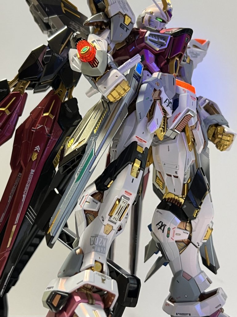 メイン外装にピンク色の顔料が含まれたパール塗料を吹きつけているため、光の当て具合で、より綺麗にピンク色が発現します。