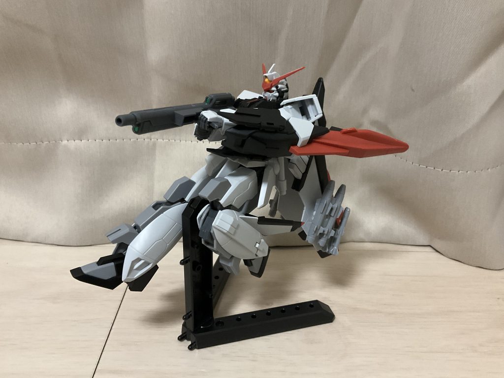 ライフルをストライク撃ちなんだコイツ、ドチャクソイケメンだな