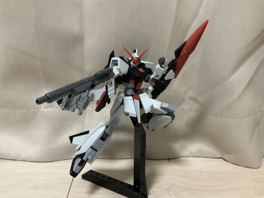 ついでにSEED撃ちシールド前に向けても後ろに向けてもそれっぽいのすげえなムウさんが乗ってたからヒロイックな動きさせても違和感ないし、量産機だから堅実なポーズさせてもいい素晴らしいキットだよコイツは